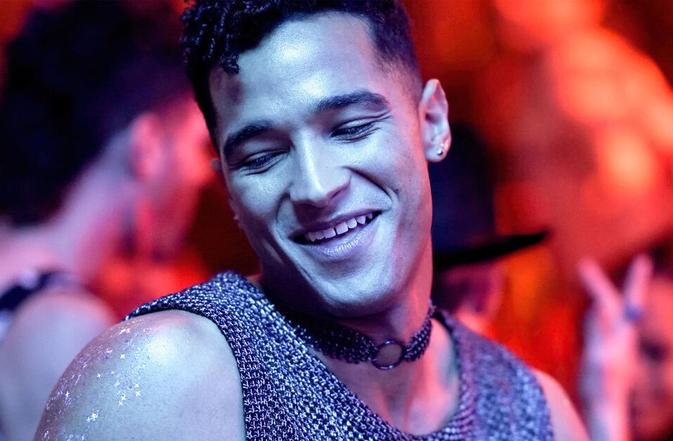 Queer as Folk: su StarzPlay il reboot della serie che ha rotto ogni tabù. Nel cast Kim Cattrall