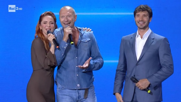 Ascolti TV | Giovedì 7 luglio 2022. Il Summer Hits cresce (12.8%), Don Matteo leader (15.1%), male gli Scherzi (8.9%). Ottimo Reazione a Catena (29.3%)