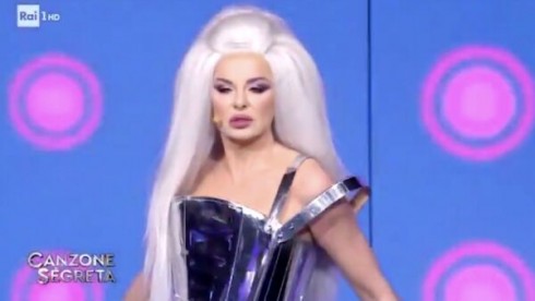 Alba Parietti drag queen per Marcella Bella Alba Parietti drag queen per Marcella Bella