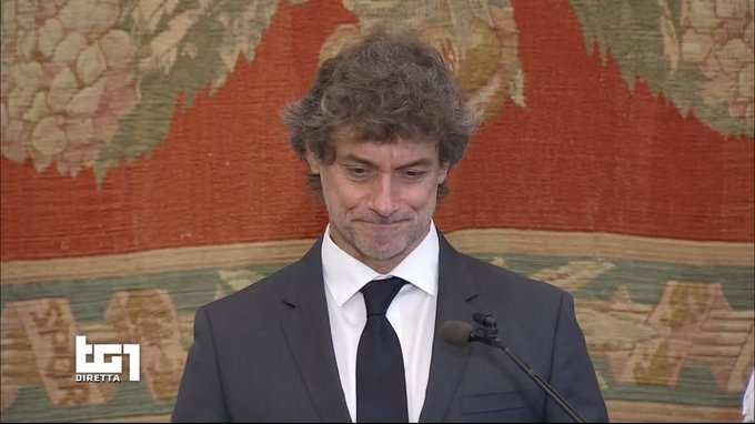 Alberto Angela commosso ai funerali del padre: «Mi ha insegnato a non aver paura della morte»