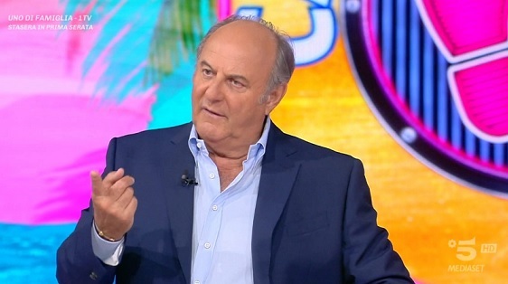 Gerry Scotti: «Noi facciamo domande sulla Rai, la Rai non fa mai domande su di noi. Avete notato?» – Video