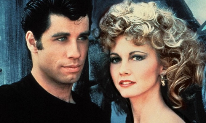 Programmi TV di stasera, martedì 9 agosto 2022. Su Italia1 c’è ‘Grease’ in ricordo di Olivia Newton-John