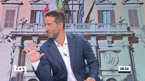 Tg1mattina, Crosetto (Fratelli d’Italia) attacca Bonini: «Faccia il conduttore, non si schieri». La replica: «No, io richiamo alla memoria» – Video