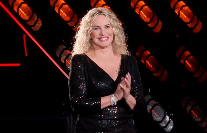 Ascolti TV | Sabato 6 agosto 2022. La replica di The Voice Senior (17.9%) stacca quella de Lo Show dei Record (11.5%). Per Qualche Dollaro in Più all’8.2%