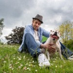 l'uomo con il pene sul braccio