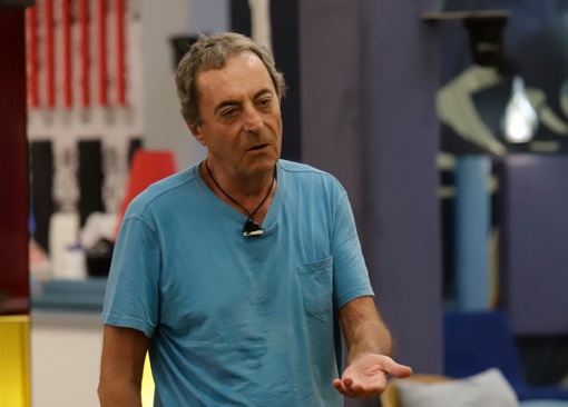 GF Vip, Attilio Romita contro i Reali britannici: «Come si può avere devozione per una famiglia di stupratori e organizzatori di orge?»