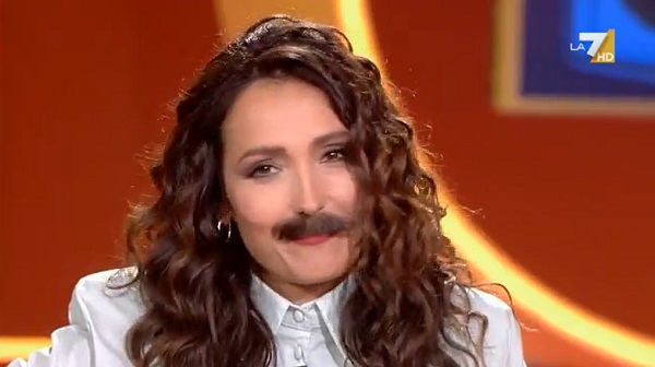 Lingo, a Caterina Balivo non bastano i baffi