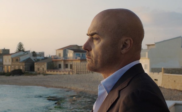 Programmi TV di stasera, mercoledì 28 settembre 2022. ‘Il Commissario Montalbano’ sfida l’esordio della nuova edizione di ‘Emigratis’
