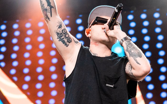 Classifica FIMI: Lazza conquista la vetta dei singoli e degli album. ll ritorno di Tiziano Ferro si ferma al 46esimo posto