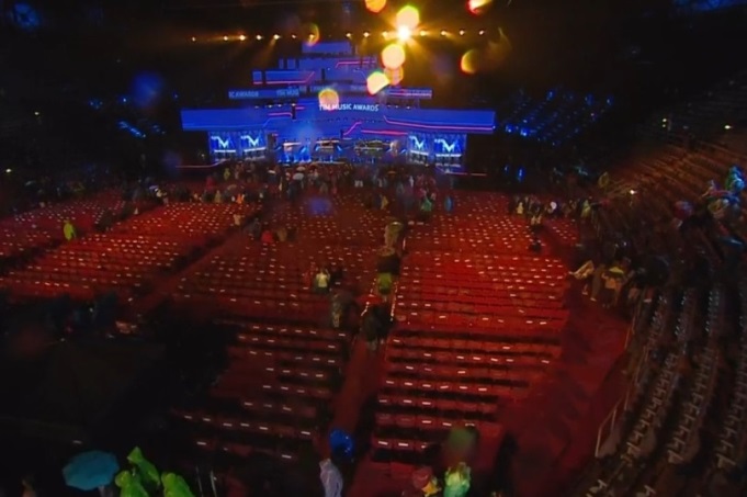 Music Awards sotto la grandine. Arena vuota, scappano tutti