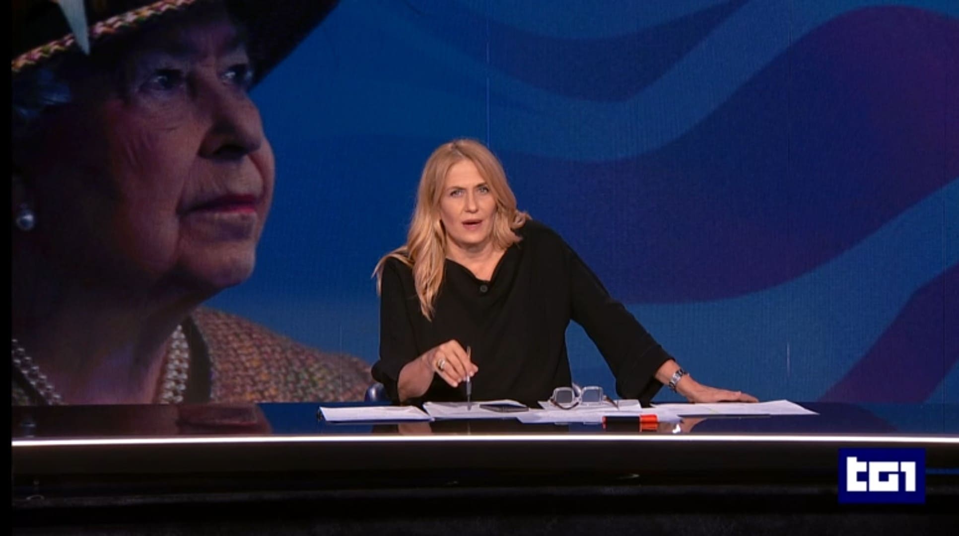 Programmi Tv di stasera, giovedì 8 settembre 2022. Rai1 e Canale 5 dedicano il prime time alla Regina Elisabetta II, su Real Time (già prevista) ‘Lady D’