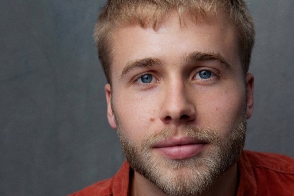 The Crown 6 - Ed McVey è William a 21 anni