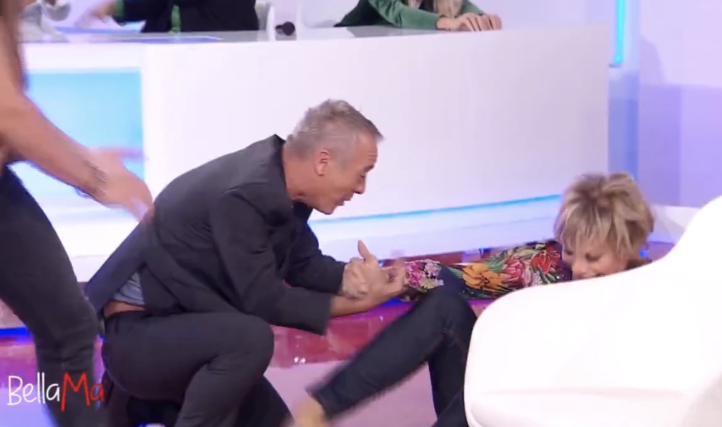 Diaco fa cadere Carmen Russo – Video