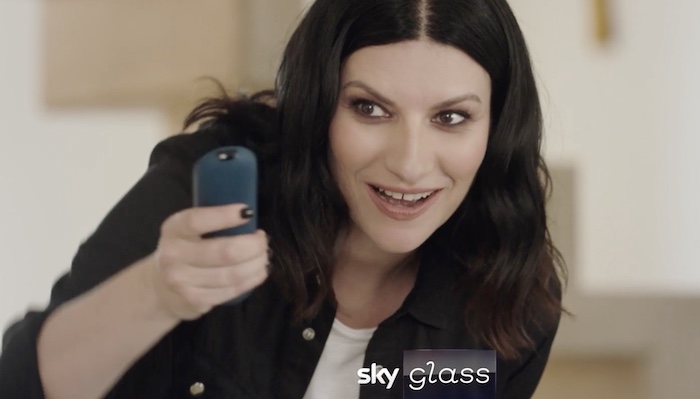 Sky lancia i televisori Sky Glass (prezzi e funzionalità). Laura Pausini testimonial, quando si dice il tempismo