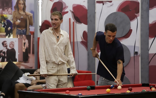 GF Vip, Edoardo bacia Alberto ma corteggia Antonella – Video