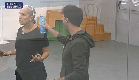 Amici (mai), Raimondo Todaro lancia acqua addosso alla Celentano, che reagisce: «Ma sei scemo? Tirala a tua sorella» – Video