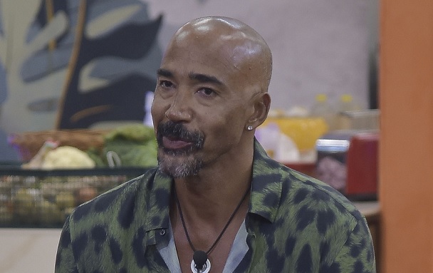 GF Vip, Amaurys esplode con Charlie: «Tuttologo de ‘sta minc*ia. Mi sono rotto il c*zzo di te!». Sfiorato lo scontro fisico – Video