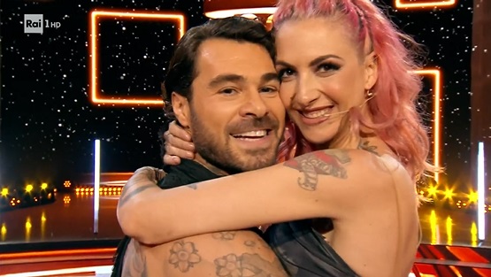 Decimazione a Ballando: si infortuna anche Ema Stokholma