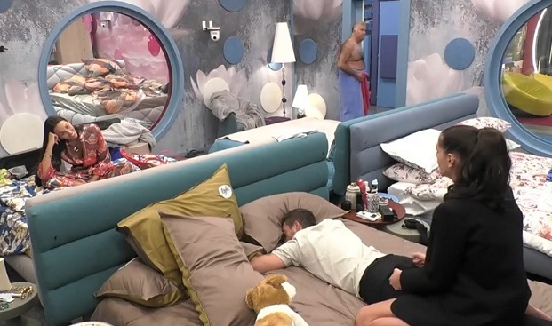 Antonella massaggia il ‘culo’ di Antonino e fa infuriare Edoardo. La Fiordelisi replica: «Sono al GF Vip, non in convento» – Video