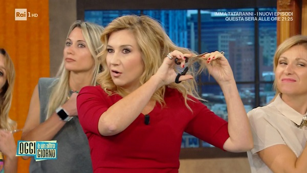 Anche Serena Bortone si taglia una ciocca di capelli in ricordo di Mahsa Amini – Video