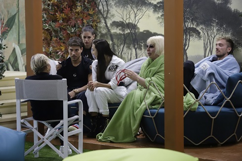 GF Vip, Daniele furioso con Elenoire: «Devi stare attenta a quello che dici perché pietà per te non ne ho più! Mi hai stracciato il c*zzo, maleducata» – Video