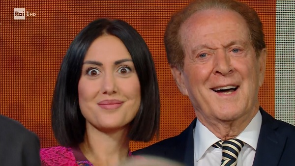 Memo Remigi palpa in diretta Jessica Morlacchi: sospeso da Oggi è un Altro Giorno – Video