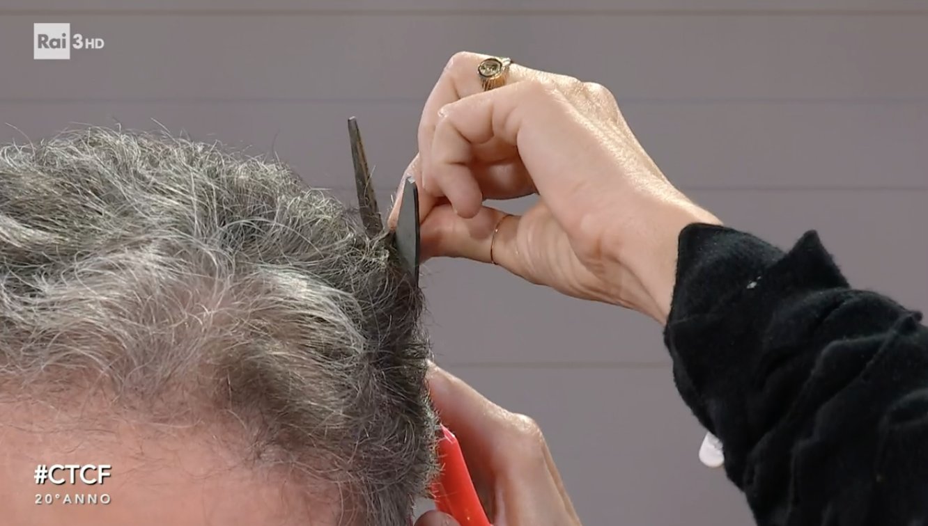 Luciana Littizzetto taglia una ciocca di capelli a Fabio Fazio