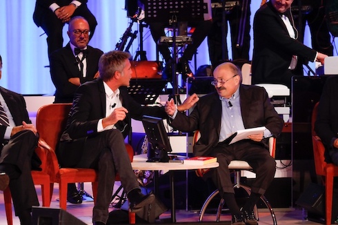 Salta stasera il Maurizio Costanzo Show – Video