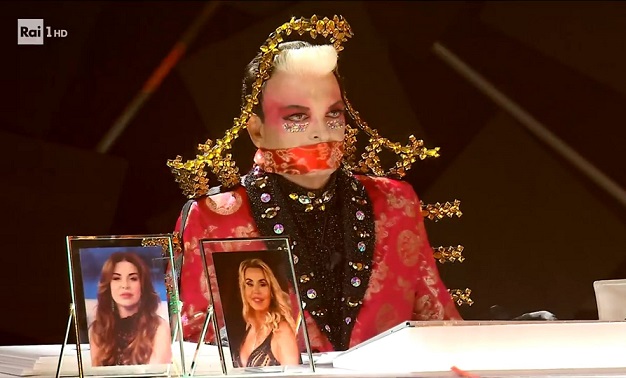 Tale e Quale Show, Malgioglio ‘demolisce’ Valeria Marini: «Più che Shakira sei stata una sciagura» – Video