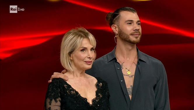 Ballando con le Stelle 2022, seconda puntata – Fuori Marta Flavi e Simone Arena, Mughini supera Garko grazie al tesoretto