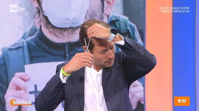 Massimiliano Ossini si taglia una ciocca di capelli in diretta: «Voglio unirmi alla protesta delle donne» – Video