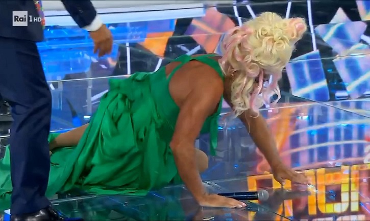 Tale e Quale Show 2022: Francesco Paolantoni non si regge sui tacchi e cade a terra – Video