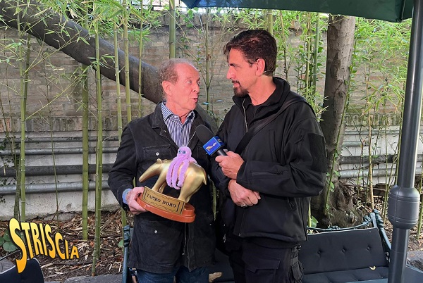 Striscia consegna a Memo Remigi un Tapiro d’oro avvolto da un polpo