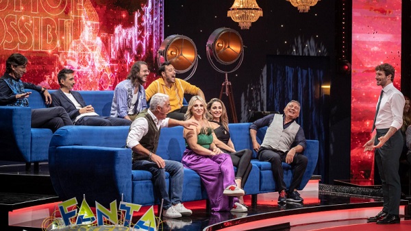 Programmi TV di stasera, lunedì 3 ottobre 2022. A Stasera Tutto è Possibile De Lucia imita la ‘belva’ Fagnani
