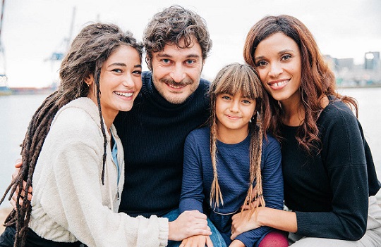 Programmi TV di stasera, lunedì 17 ottobre 2022. Su Rai1 continua ‘Sopravvissuti’. Bianca Guaccero a Stasera Tutto E’ Possibile