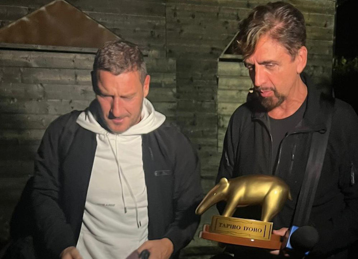 Totti riceve il Tapiro. «Non lo dica a Ilary, altrimenti fa sparire anche questo…»