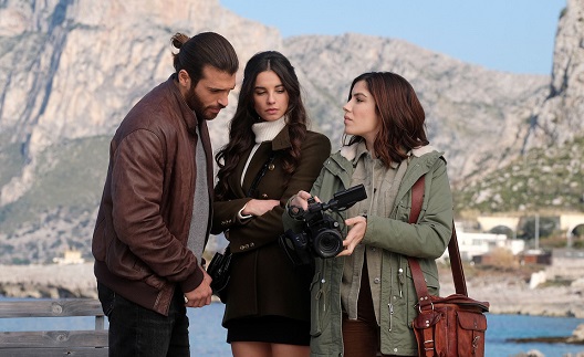 Programmi TV di stasera, venerdì 21 ottobre 2022. Su Canale 5 proseguono le indagini di ‘Viola Come il Mare’