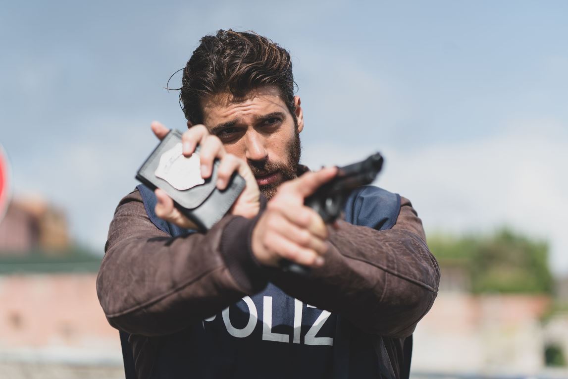 Programmi TV di stasera, venerdì 14 ottobre 2022. A Viola Come il Mare nuove indagini e amori per Demir