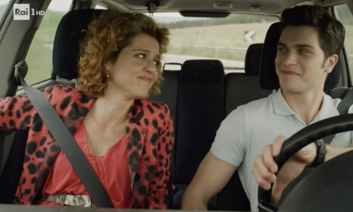 Ascolti TV | Giovedì 13 Ottobre 2022. Il finale di Imma Tataranni al 24.1% (4,36 mln), GF Vip 19.5% (2,54 mln). Disastro per la Scatola di Rai2 (1.8%). Nuovo Parlamento: TG1 non sfonda (17.5%), boom Tagadà (6.7%)