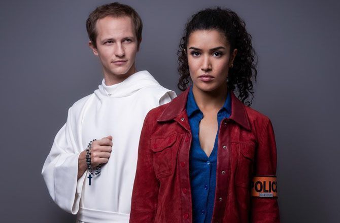 Canale 5 punta sulle «Primissime» per la domenica sera. In arrivo un prete detective francese e Zelig