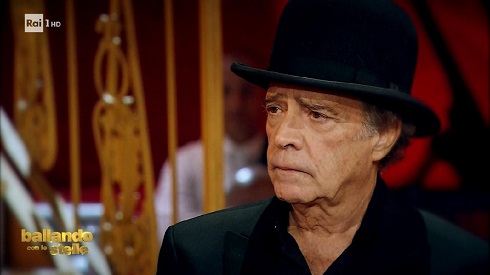 Enrico Montesano vuole tornare a Ballando: «Sono stato condannato senza processo. Un trattamento che non si riserva neanche agli assassini»