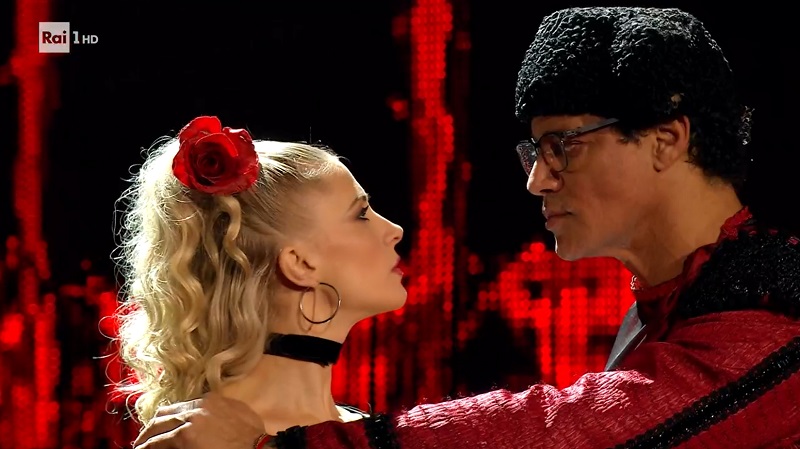 Ballando con le Stelle 2022, settima puntata – Garko senza rivali, Lucarelli: «Per buttarlo fuori si deve mettere la maglietta sbagliata». Biagiarelli eliminato nella sua migliore serata