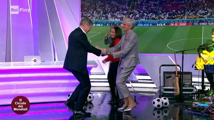 Ascolti TV | Venerdì 25 novembre 2022. Inghilterra-USA a quasi 5,2 milioni (25%). Il Circolo ricala (8.5%), Canale 5 a 2,2 mln con i ‘fratelli’ Preziosi-Pandolfi (13.9%), sale Quarto Grado (11.4%). Boom Don’t Forget the Lyrics (4.1%)