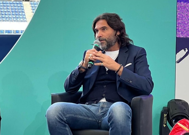 Rai Sport, Adani mostra il pacco prima della partenza per il Qatar – Video