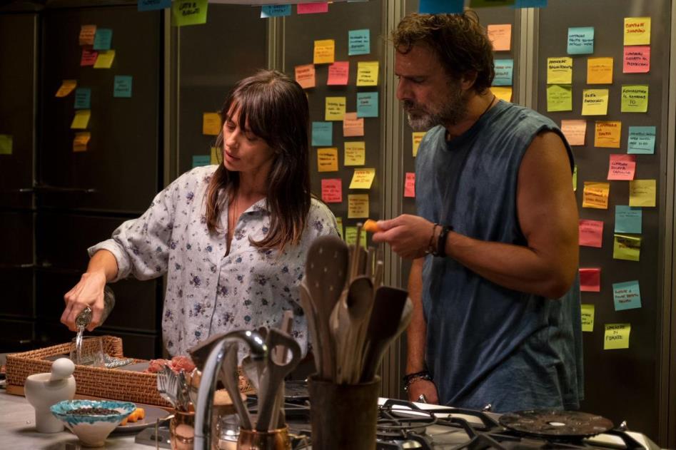 Programmi TV di stasera, venerdì 25 novembre 2022. Su Canale 5 Alessandro Preziosi e Claudia Pandolfi sono fratello e sorella