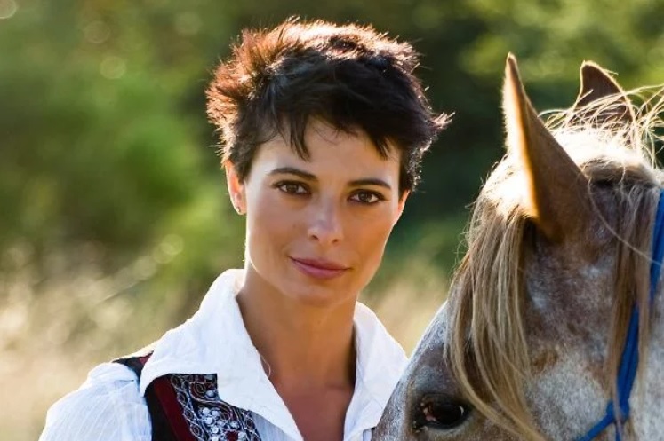 Natalia Estrada dice no a Sanremo: «Amadeus mi ha persino proposto di entrare all’Ariston a cavallo»