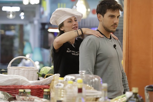 GF Vip, Nikita fa i grattini a Daniele. Wilma Goich esplode di gelosia: «Sono un carro armato, deve stare attenta perché la schiaccio» – Video