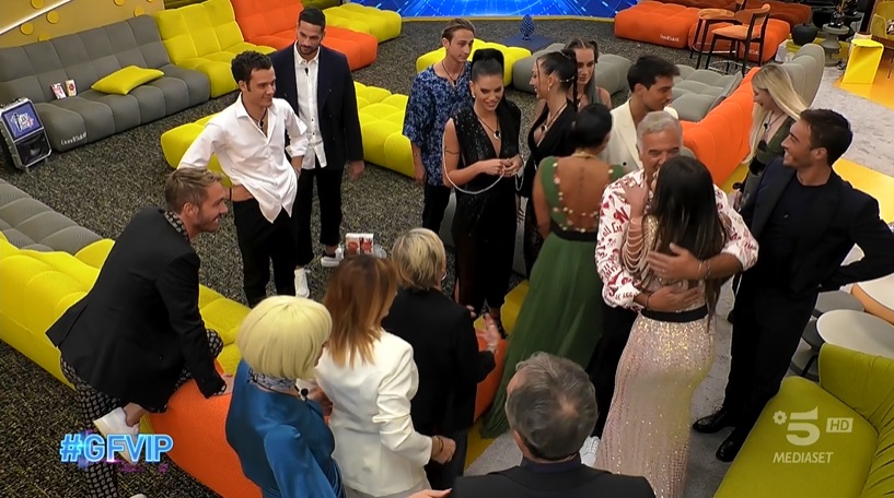 Sarah si unisce al gruppo - GF Vip 7