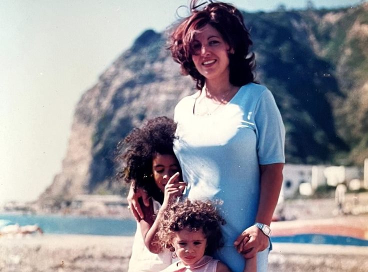 Programmi TV di stasera, giovedì 24 novembre 2022. Real Time racconta la storia di Teresa Buonocore, uccisa per aver denunciato le molestie subite dalla figlia