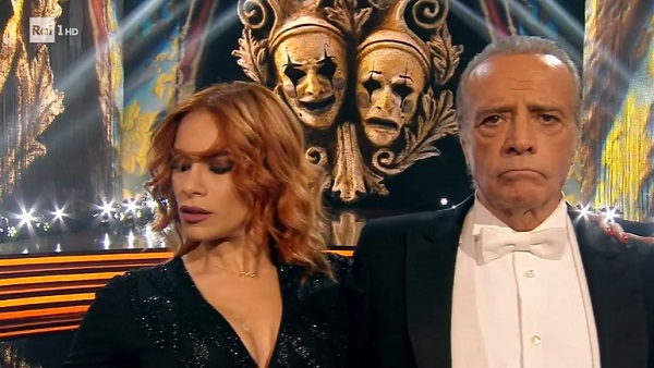 Montesano-Ballando, il caso diventa un giallo: ha fatto il saluto romano? Lui nega e la Tripoli spiega che era un gesto della coreografia